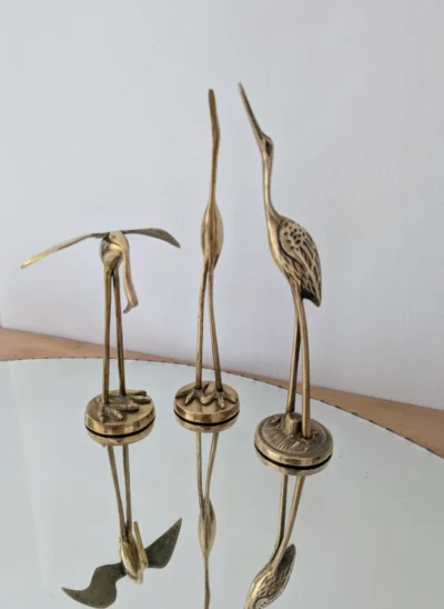 Trio de hérons dorés en laiton massif vintage, oiseaux dorés aux postures variées, décoration naturaliste chic pour intérieur contemporain.