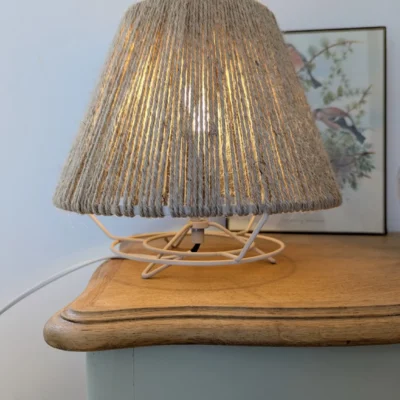 lampe à poser en fil de jute