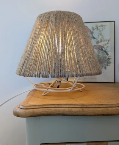 lampe à poser en fil de jute