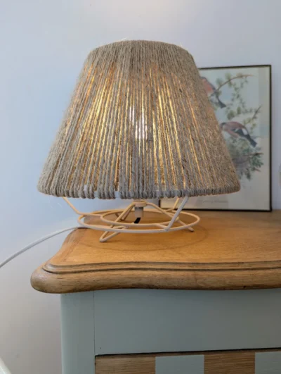 lampe à poser en fil de jute