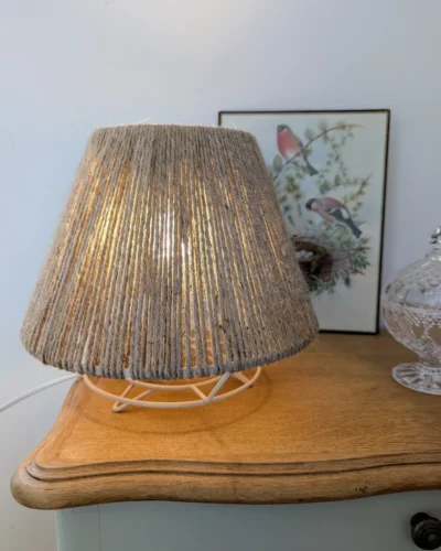 lampe à poser en fil de jute