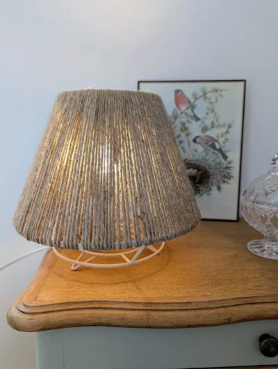 lampe à poser en fil de jute