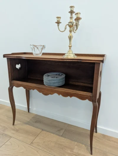 Meuble d’appoint ancien style Louis XVI en bois massif, console étroite à pieds fuselés, petit mobilier néoclassique français.