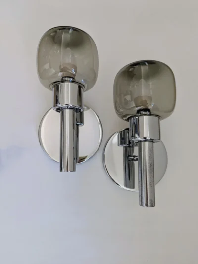 Paire d'appliques murales vintage des années 70 en chrome poli et globes en verre fumé, luminaires rétro style italien avec douilles E14.