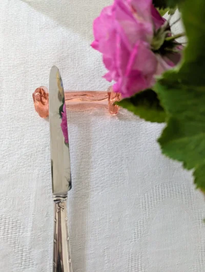 Lot de 10 porte-couteaux anciens en verre moulé rose Rosaline, forme triangulaire galbée vintage années 50.