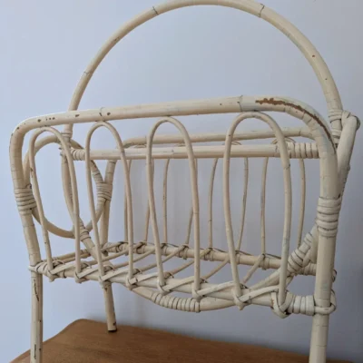 Porte revue en rotin vintage