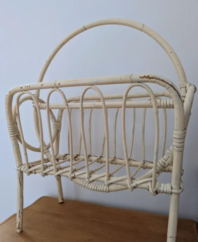 Porte revue en rotin vintage