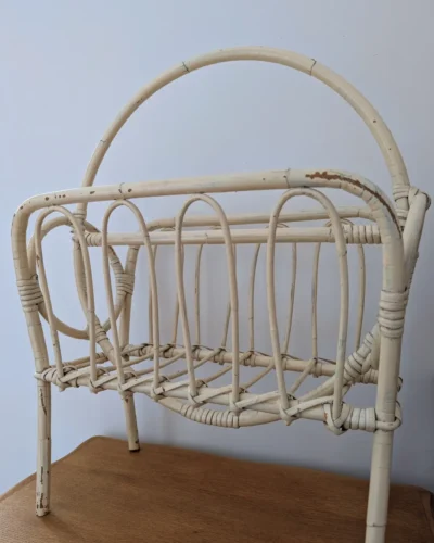 Porte revue en rotin vintage