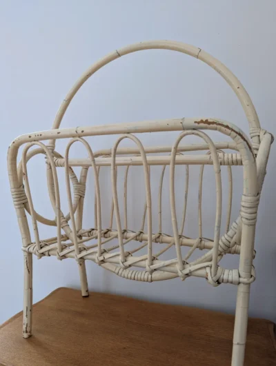 Porte revue en rotin vintage