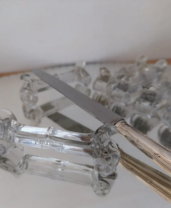 portes couteaux en verres moulés ancien Portieux