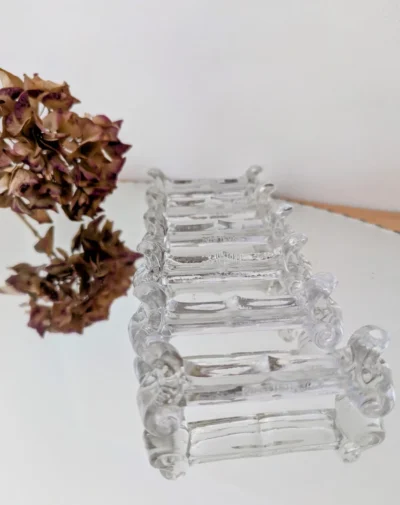 Lot de 6 porte-couteaux anciens en verre moulé signés Portieux, design rectangulaire transparent et épuré, art de la table vintage français.