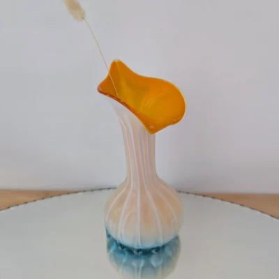 vase en verre soufflé coloré forme fleur d'arum