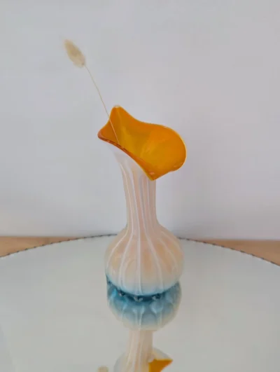 Vase Murano en verre soufflé bleu orange forme arum - objet déco vintage Villa Brieg