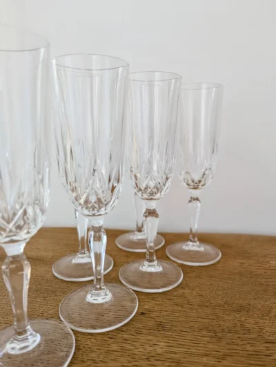 Flûtes à champagne en cristal vintage ciselé, silhouette élancée et pied à six facettes, verrerie française de collection.