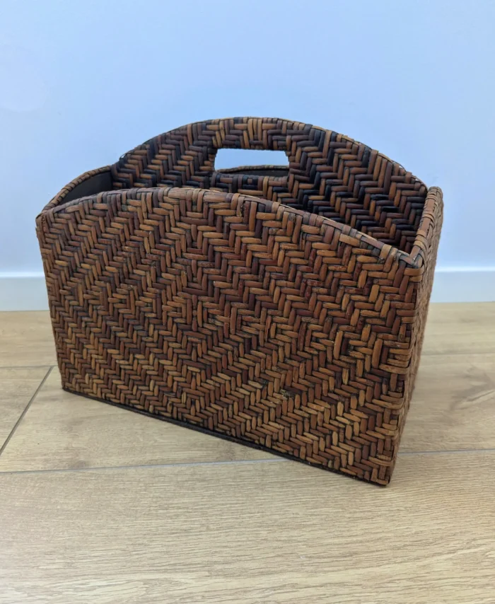 range-revue rotin tressé vintage