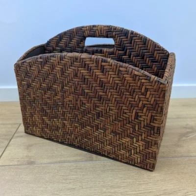 range-revue rotin tressé vintage