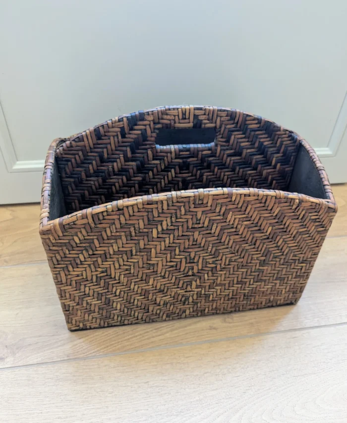 range-revue rotin tressé vintage