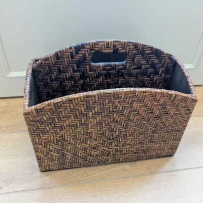 range-revue rotin tressé vintage