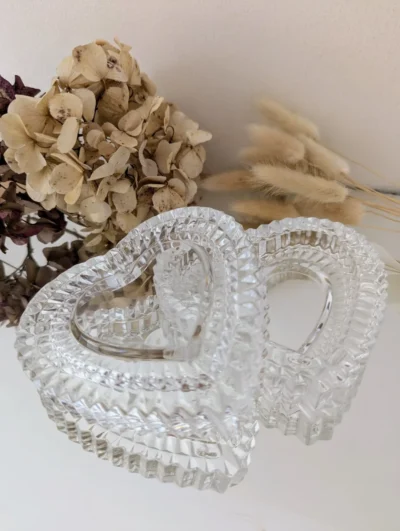 Boîte à bijoux vintage en forme de cœur signée Cristal d’Arques, cristal taillé transparent aux reflets brillants, décoration romantique française.