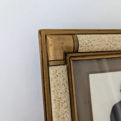 Cadre photo ancien en bois et plâtre peint avec photographie