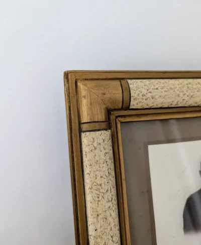 Cadre photo ancien en bois et plâtre peint avec photographie