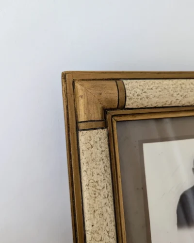 Cadre photo ancien en bois et plâtre peint avec photographie