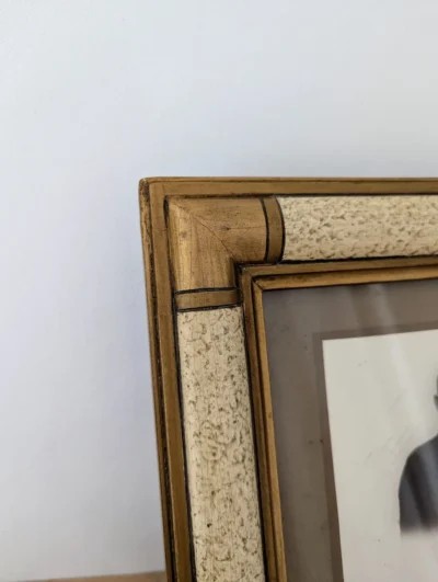 Cadre photo ancien en bois et plâtre peint avec photographie