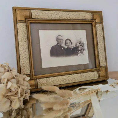 Cadre photo ancien en bois et plâtre peint avec photographie