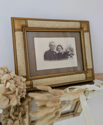 Cadre photo ancien en bois et plâtre peint avec photographie