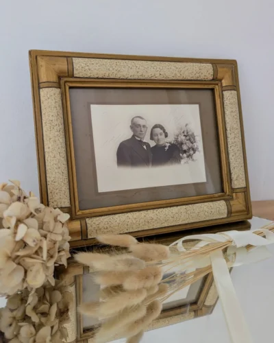 Cadre photo ancien en bois et plâtre peint avec photographie