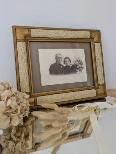 Cadre photo ancien en bois et plâtre peint avec photographie