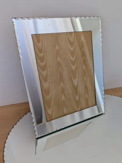 Cadre photo vintage en miroir biseauté à poser, bordure taillée en pointes années 40-60, porte-photo miroir argenté rétro.