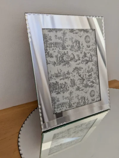 Cadre photo ancien miroir taillé biseauté style Art déco, bordure biseautée et découpe graphique vintage.
