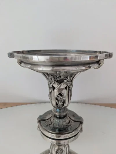 Centre de table ancien Gallia par Christofle en métal argenté, motifs laurier et rubans néoclassiques.