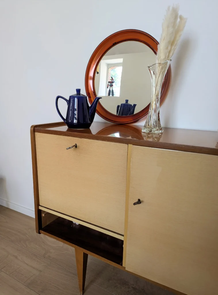 déco vintage meuble rétro miroir plexi cafetière céramique