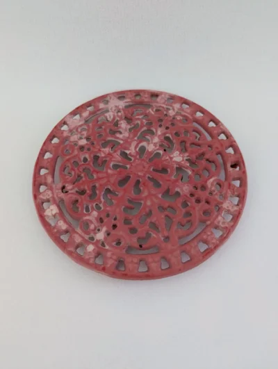 Dessous de plat rond en fonte émaillée vintage couleur rose rouge, protection de table rétro 20 cm.