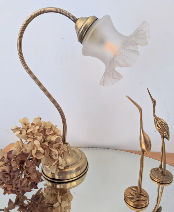 Lampe vintage upcyclée avec globe en verre dépoli et pied en laiton Villa Brieg