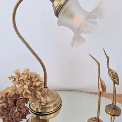 Lampe vintage upcyclée avec globe en verre dépoli et pied en laiton Villa Brieg