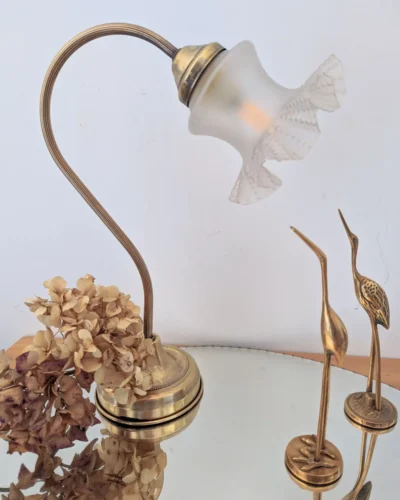Lampe vintage upcyclée avec globe en verre dépoli et pied en laiton Villa Brieg