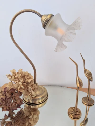 Lampe vintage upcyclée avec globe en verre dépoli et pied en laiton Villa Brieg