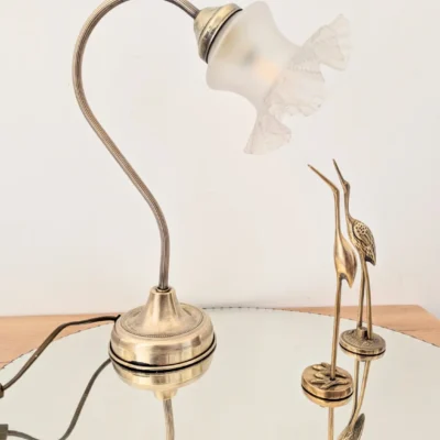 Lampe vintage upcyclée avec globe en verre dépoli et pied en laiton Villa Brieg