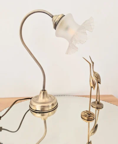 Lampe vintage upcyclée avec globe en verre dépoli et pied en laiton Villa Brieg
