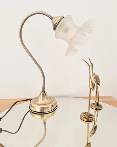 Lampe vintage upcyclée avec globe en verre dépoli et pied en laiton Villa Brieg