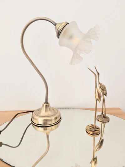 Lampe tulipe vintage avec pied col-de-cygne en laiton massif et globe en verre dépoli, luminaire rétro hauteur 38 cm.