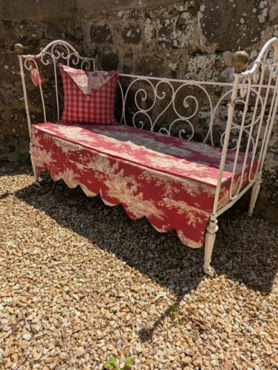 Lit banquette ancien en fer forgé blanc volutes décoration jardin vintage Villa Brieg