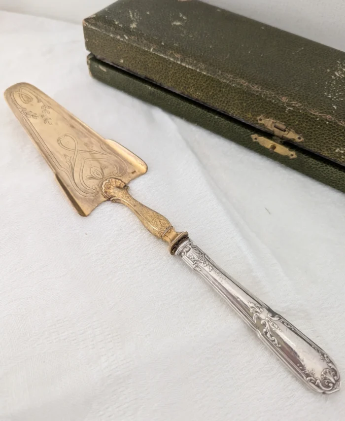 Pelle à tarte ancienne en métal argenté gravé avec écrin - Art de la table vintage - Villa Brieg