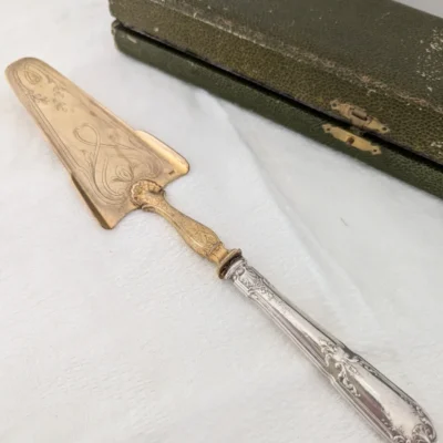 Pelle à tarte ancienne en métal argenté gravé avec écrin - Art de la table vintage - Villa Brieg