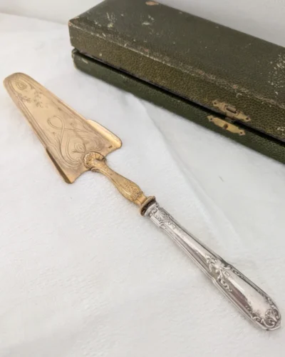 Pelle à tarte ancienne en métal argenté gravé avec écrin - Art de la table vintage - Villa Brieg