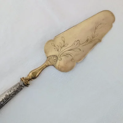 Pelle à tarte vintage dorée et argentée finement ciselée - Art de la table Villa Brieg