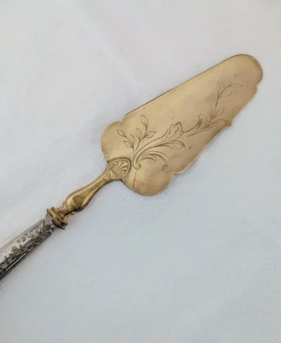 Pelle à tarte vintage dorée et argentée finement ciselée - Art de la table Villa Brieg